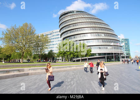 Londres - le 16 mai : les touristes à pied à côté de l'hôtel de ville (GLA) le 16 mai 2012 à Londres. Avec plus de 14 millions d'arrivées internationales en 2009, Londres Banque D'Images