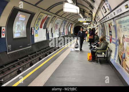 Londres - le 15 mai : voyageurs d'attente à la station de métro Camden Town le 15 mai 2012 à Londres. Le métro de Londres est le 11e système de métro le plus fréquenté du monde entier Banque D'Images