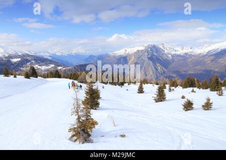 Les montagnes enneigées et remontées mécaniques dans les Alpes de la France. Station de ski de Valmeinier Galibier-Thabor et Valloire. Massif des Cerces de montagne en Savoie Banque D'Images