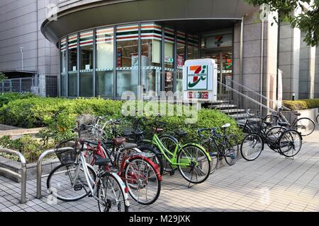 OSAKA, JAPON - 22 NOVEMBRE 2016 : Magasin 7-Eleven, à Osaka au Japon. 7-Eleven est un magasin de proximité avec 56 600 magasins de marque à l'échelle mondiale. Banque D'Images