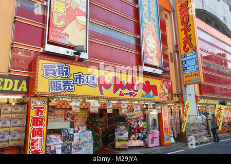 TOKYO, JAPON - 4 décembre 2016 : Les gens magasinent à Mulan Akiba store à Akihabara district de Tokyo, Japon. Mulan Akiba se spécialise dans TV et vidéo ga Banque D'Images