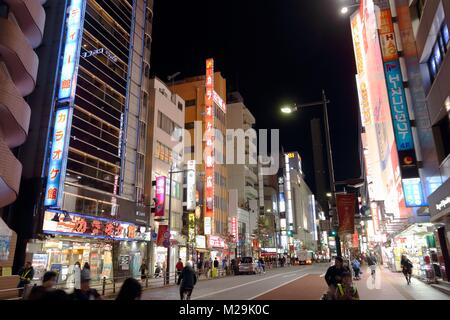 TOKYO, JAPON - 29 NOVEMBRE 2016 : visite des gens du district de nuit Ikebukuro de Tokyo, Japon. Tokyo est la capitale du Japon. 37,8 millions de personnes vivent Banque D'Images