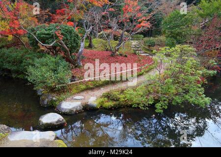 Jardin japonais traditionnel en automne - Jardin Isuien de Nara, au Japon. Banque D'Images