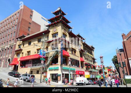 SAN FRANCISCO, USA - 8 avril 2014 : Les gens visiter Chinatown à San Francisco, USA. Chinatown de San Francisco est la plus grande communauté chinoise hors Asi Banque D'Images