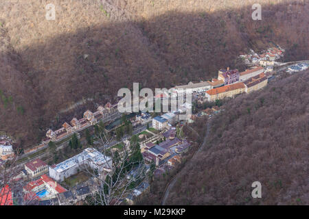 La station balnéaire de Baile Herculane en Roumanie vu de dessus. Le magnifique terrain de bains impériale des Habsbourg et les autres bâtiments sont laissés à s'écrouler Banque D'Images