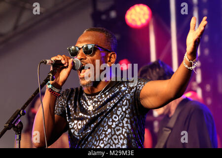 Staxs homme avant Noel McKoy joue sur la scène du Songbird Cornbury Music Festival 2017 [Credit : Andy Trevaskis] Banque D'Images