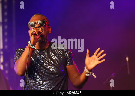 Staxs homme avant Noel McKoy joue sur la scène du Songbird Cornbury Music Festival 2017 [Credit : Andy Trevaskis] Banque D'Images