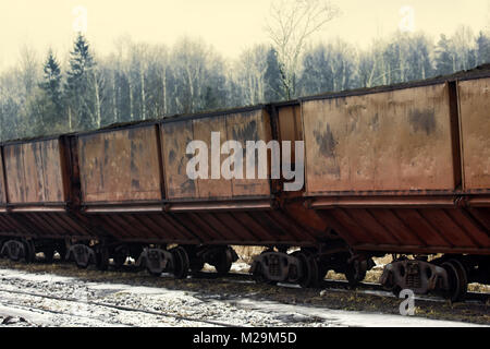 Alimentation en hiver sur un chemin de travail. Trains de chemin de fer à voie étroite est un très vieux Banque D'Images