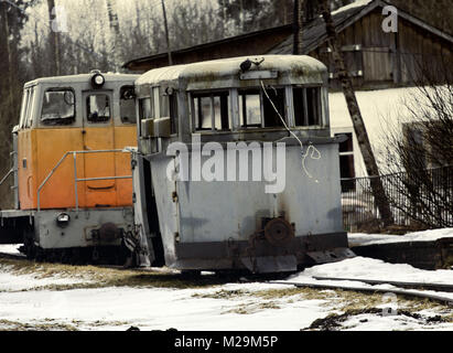 Alimentation en hiver sur un chemin de travail. Trains de chemin de fer à voie étroite est un très vieux Banque D'Images