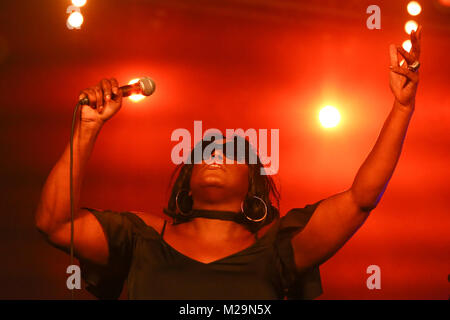 Mica Paris joue sur la scène à l'Cornbury Music Festival 2017 le port de lunettes avec la fumée et l'éclairage de couleur [Credit:Andy Trevaskis] Banque D'Images