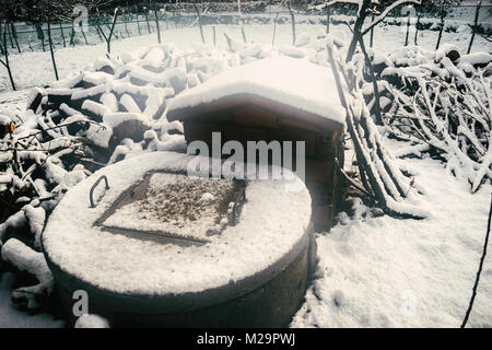 Vieux puits de neige dans un village Banque D'Images