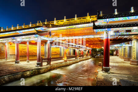 Bridge dans la vieille ville de Lijiang de nuit. Ce centre historique, également connu sous le nom de Dayan, a été inscrit sur la Liste du patrimoine mondial de l'UNESCO en 1997, la Chine. Banque D'Images