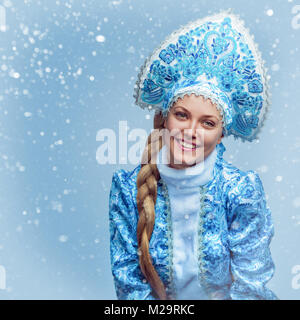 Jeune Fille de neige. Portrait d'hiver d'une belle jeune femme souriante Banque D'Images