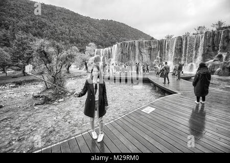 Lijiang, Chine - le 22 septembre 2017 : femme prend une photo à l'selfies White Water River en bleu de la vallée de la Lune. Banque D'Images