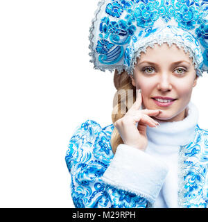 Jeune Fille de neige. Portrait d'hiver d'une belle jeune femme souriante. Soins de la peau Banque D'Images