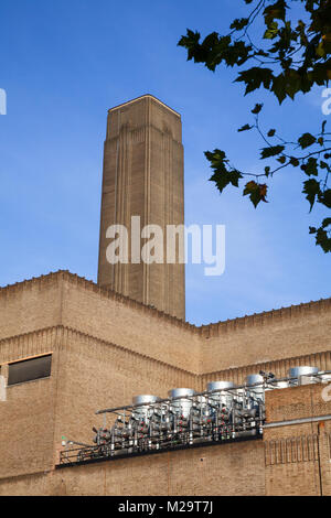 Cheminée en brique et les murs de la Bankside Power Station, une ancienne centrale électrique maintenant Tate Modern museum situé dans le quartier de Bankside Banque D'Images