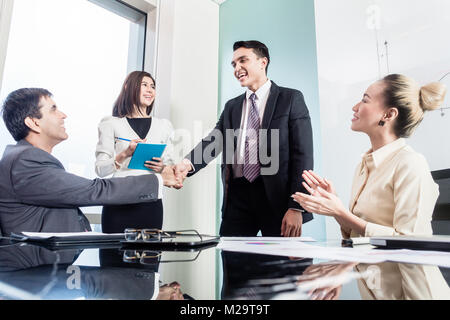 Femmes et d'hommes d'affaires asiatiques dans les négociations se serrer la main après entente Banque D'Images