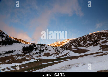 Lever du soleil à Vallter, dans les Pyrénées Catalanes. Banque D'Images