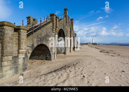Vestiges de la glisse sur le front de mer plage de Swansea Banque D'Images