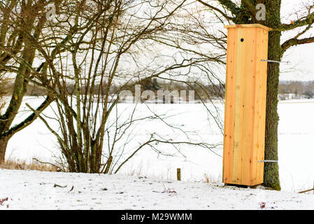 Grand hôtel d'insectes en bois remplis de bois pourri ou mulm habituellement trouvés dans de vieux arbres creux. Le mulm est un habitat et nourriture pour les insectes, les larves et b Banque D'Images