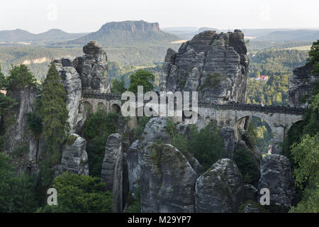Bastei Bridge (Basteibrücke) dans la Suisse saxonne (Sächsische Schweiz) en Saxe, Allemagne. Mont Lilienstein (415 m) est visible dans l'arrière-plan. Banque D'Images