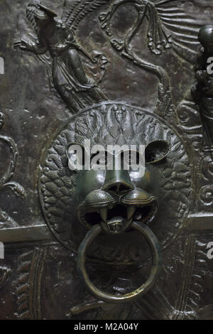 Bronze de la Romane doorknocker Bernward Portes (Bernwardstür) à partir de la 11e siècle dans la cathédrale de Hildesheim (Hildesheimer Dom) dans la région de Hildesheim, en Basse-Saxe, Allemagne. Banque D'Images