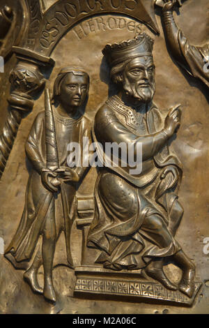 Le roi Hérode le Grand. Secours Romane sur la couverture de l'fonts baptismaux en bronze (Bronzetaufe) à partir de la 11e siècle dans la cathédrale de Hildesheim (Hildesheimer Dom) dans la région de Hildesheim, en Basse-Saxe, Allemagne. Banque D'Images