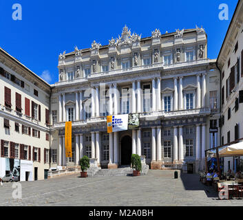 Gênes, Ligurie / ITALIE - 2012/07/06 : Centre Ville - Palais des Doges - Palazzo Ducale - par la Piazza Matteotti square Banque D'Images