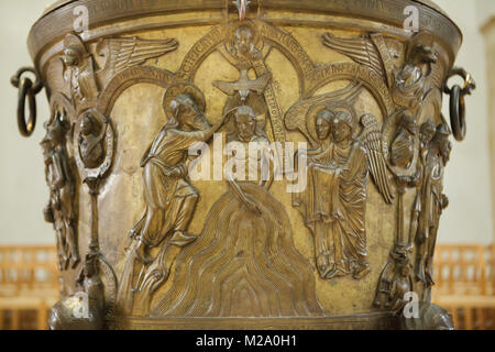 Baptême de Jésus. Secours Romane sur les fonts baptismaux en bronze (Bronzetaufe) à partir de la 11e siècle dans la cathédrale de Hildesheim (Hildesheimer Dom) dans la région de Hildesheim, en Basse-Saxe, Allemagne. Banque D'Images