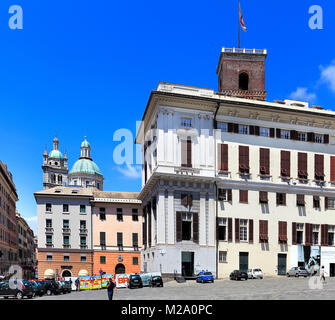 Gênes, Ligurie / ITALIE - 2012/07/06 : centre ville - place Matteotti - Place du Palais des Doges avec la cathédrale San Lorenzo à l'arrière-plan Banque D'Images