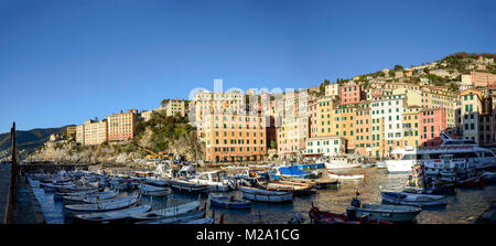 Paysage urbain historique de maisons traditionnelles autour de port de pêche, tourné sur une journée d'hiver ensoleillée, Camogli, Italie Banque D'Images