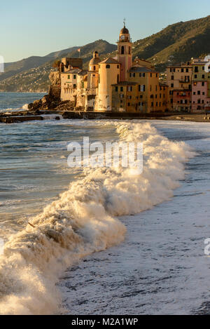 Mer agitée avec des vagues pour coffrage en face de l'église ancienne Assunta et château Dragonara jin village pittoresque , coup sur une journée ensoleillée d'hiver lumineux, Camog Banque D'Images