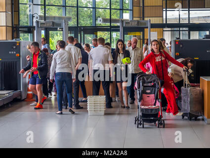 Simferopol, Russie - 15 juin 2016 : Les passagers passent l'inspection des services de sécurité à l'entrée de la ville de l'aéroport de Simferopol Banque D'Images