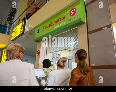 Simferopol, Russie - 15 juin 2016 : Les passagers font la queue au guichet de la compagnie aérienne S7 Airlines à l'aéroport de Simferopol, en Crimée Banque D'Images