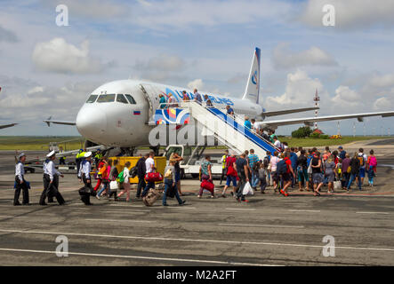 Simferopol, Russie - 15 juin 2016 : Les passagers aller à bord de l'aéronef de la compagnie aérienne Ural Airlines' 'pour l'aérodrome de l'aéroport de Simferopol, en Crimée Banque D'Images