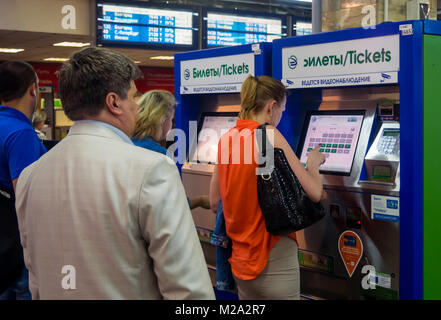 Moscou, Russie - 15 juin 2016 : Les gens se tenir dans une file d'attente pour les bornes sur le ticket station automatisée de Koursk la ville de Moscou Banque D'Images