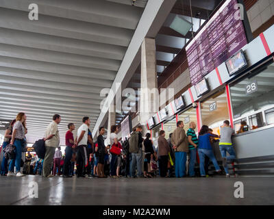 Moscou, Russie - 15 juin 2016 : Les gens font la queue pour les billets à la billetterie de la gare Kursky, Moscou Banque D'Images