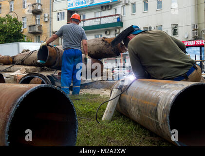 Voronezh (Russie - 16 juin 2016 : Les travailleurs qui changent d'alimentation thermique du tuyau d'alimentation dans la ville de Voronezh Banque D'Images