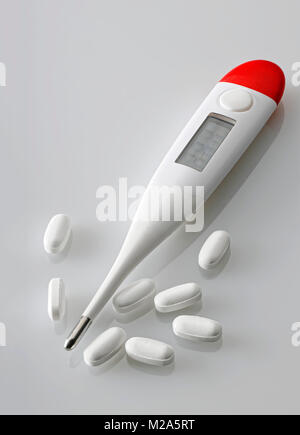 Close up photographie de thermomètre médical et comprimés Banque D'Images