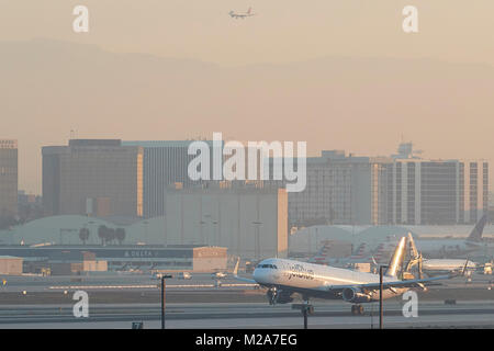 JetBlue Airways Airbus A321 Avion de ligne à décoller de la piste 25 gauche à l'Aéroport International de Los Angeles, au lever du soleil, en Californie, aux États-Unis. Banque D'Images