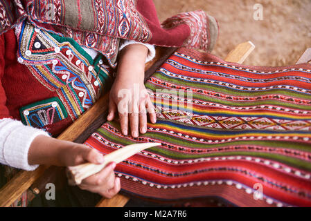La production de laine traditionnels fabriqués à la main dans la région de Cusco au Pérou. L'usine de fabrication des vêtements d'alpaga colorés Banque D'Images