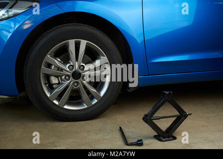 Outils pour le remplacement des roues de voiture sur voiture contexte moderne Banque D'Images