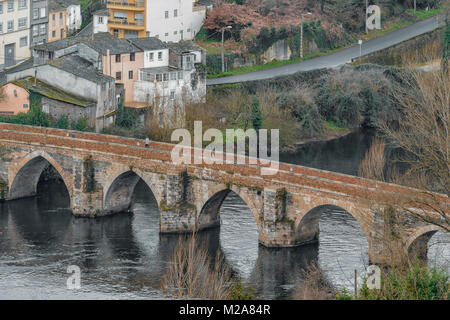 Pont romain sur la rivière Miño dans la ville de Lugo, Galice, Espagne, Europe Banque D'Images