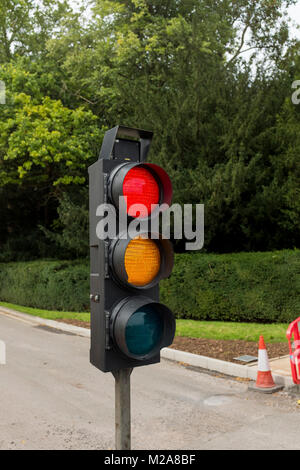 Feux de circulation temporaires montrant la signalisation rouge et jaune d'être prêt à Banque D'Images