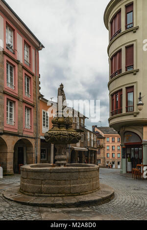 Petite place do Campo et fontaine de San Vicente Ferrer, vieux marché médiéval dans la ville de Lugo, région de Galice, Espagne, Europe Banque D'Images