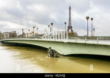 Le pont de l'Alma et la demi immergé statue "le Zouave" lors d'une inondation de la Seine avec la Tour Eiffel et la cathédrale Holy Trinity. Banque D'Images