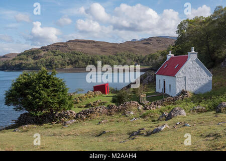 Cottage à proximité de crofters toit rouge à Shieldaig, Wester Ross, Scotland. UK Banque D'Images