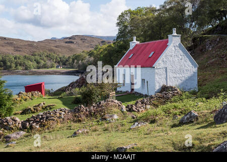 Cottage à proximité de crofters toit rouge à Shieldaig, Wester Ross, Scotland. UK Banque D'Images