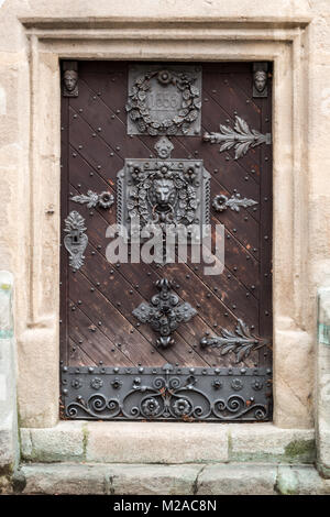 Détail d'une photo d'un 16e siècle porte de l'ancienne tour médiévale avec le fer à repasser nice heurtoir lion. Banque D'Images