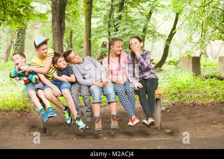 Les enfants sur le banc Banque D'Images